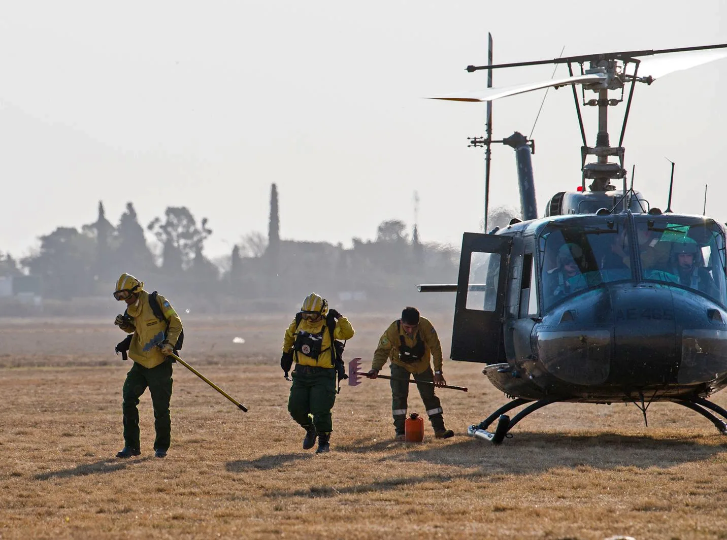 Quemas imparables: trabajan 80 brigadistas en Santa Fe y hubo siniestro con un helicóptero