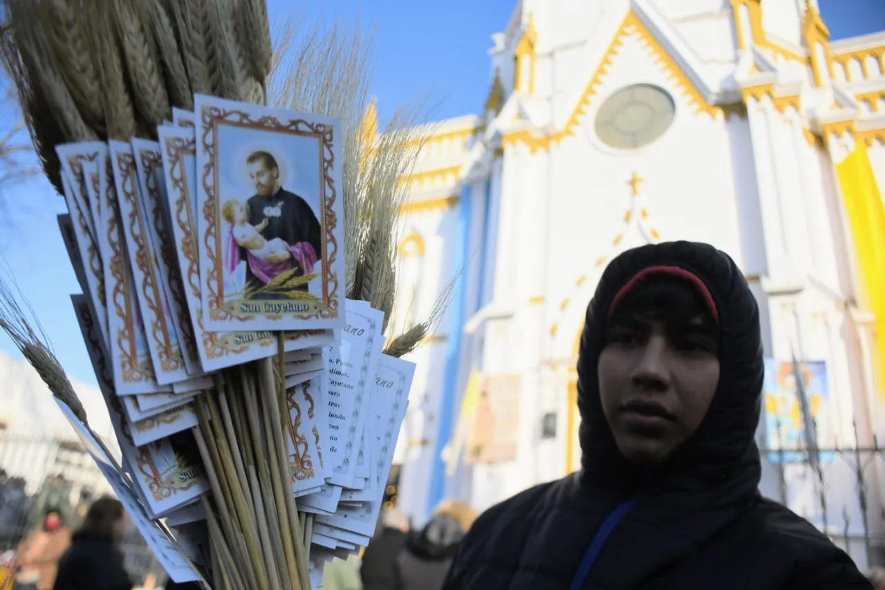 San Cayetano: fieles y organizaciones sociales y el eterno pedido de trabajo al santo patrono