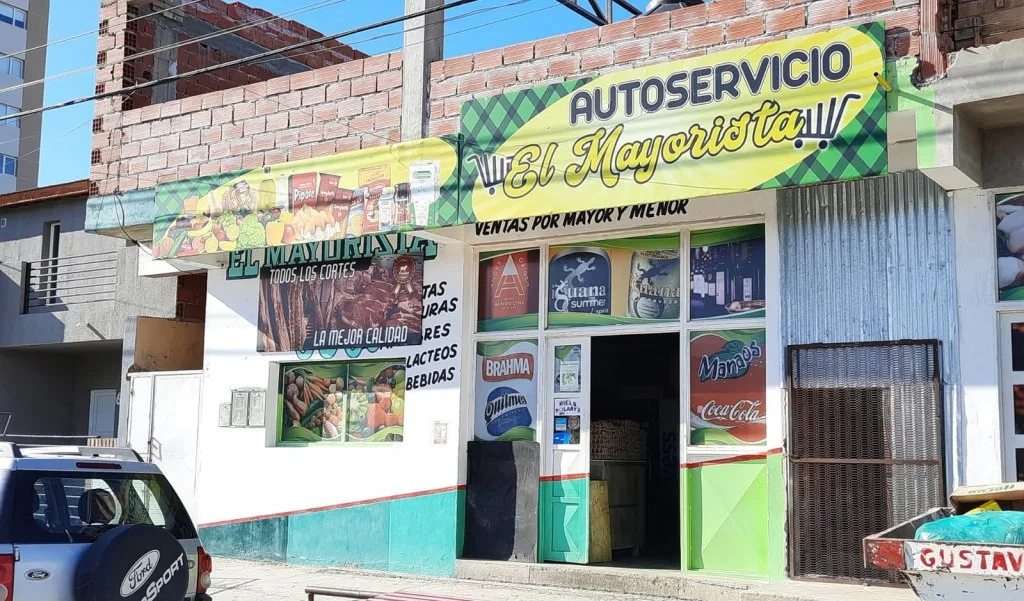 Dejó la cartera con 150 mil pesos en el mostrador y un cliente se la llevó
