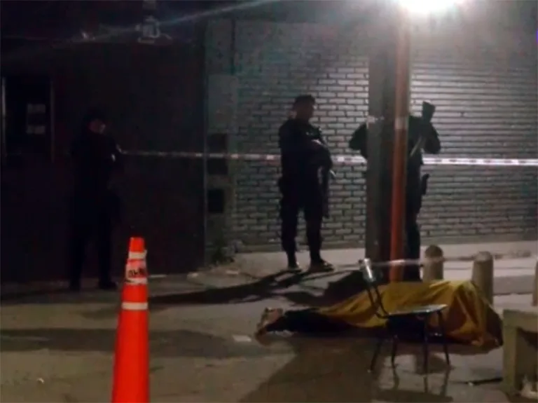 Mataron a tiros a carnicero frente a supermercado de barrio Fonavi