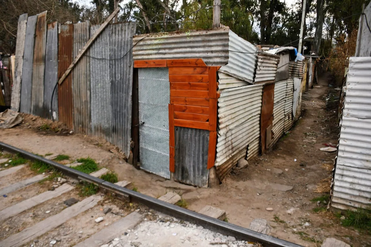 Un joven muerto y una mujer en grave estado tras un nuevo ataque a balazos en Ludueña