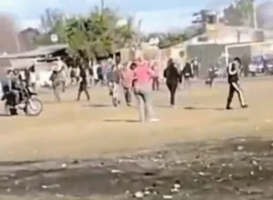 Calle Cerrillos con C de crimen: una representación de la violencia extrema en zona oeste
