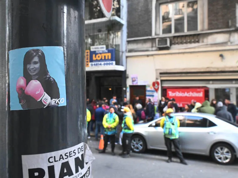 Militantes cumplen el décimo día de vigilia frente a la casa de Cristina