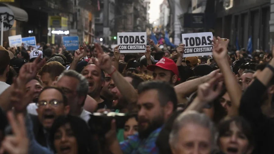 Cristina regresó a su casa en el barrio porteño de Recoleta rodeada por el calor de la militancia