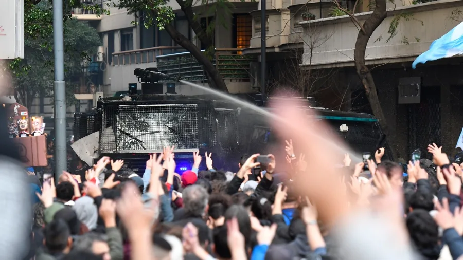 La Policía porteña reprimió a los militantes frente a la casa de Cristina Kirchner en Recoleta