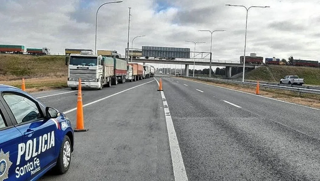 Un conductor se descompensó y recorrió 20 kilómetros en contramano de la autopista Rosario-Santa Fe