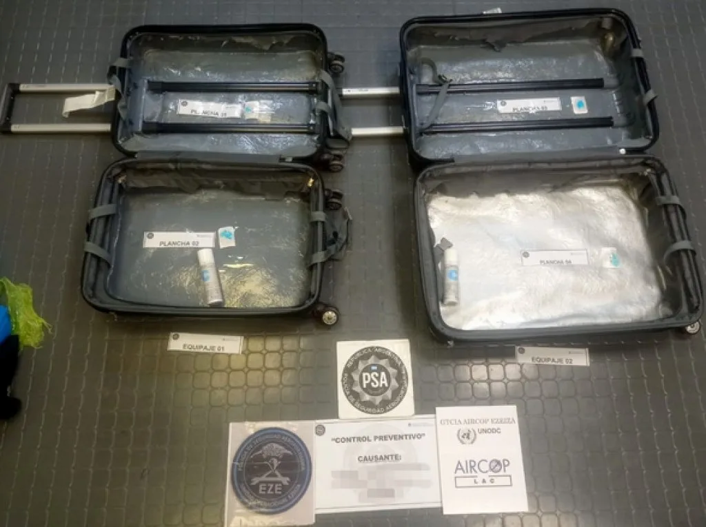 Detienen en Ezeiza a un pasajero que llevaba 24 kilos de cocaína en sus valijas, con destino a Barcelona