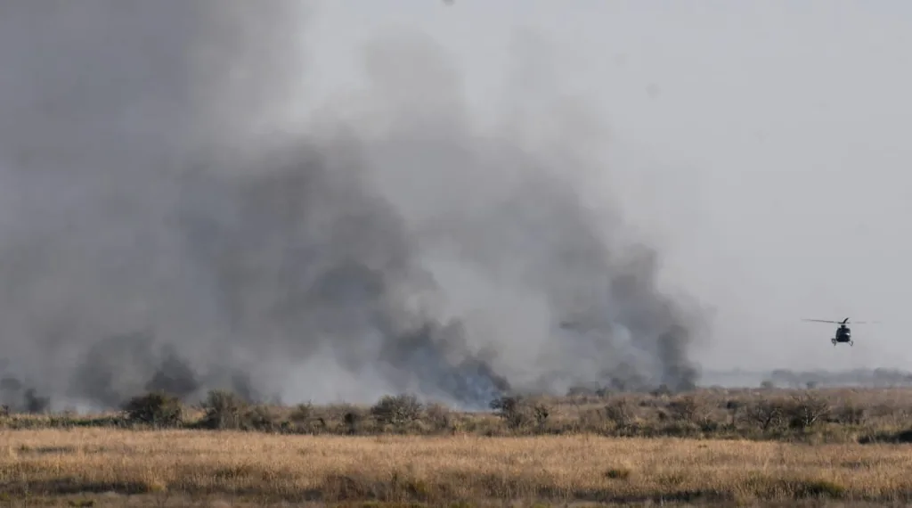 Brigadistas continúan con las tareas para extinguir las llamas en las islas del Delta del Paraná