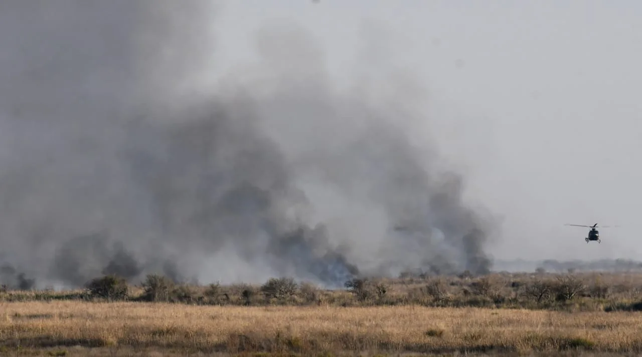 Brigadistas continúan con las tareas para extinguir las llamas en las islas del Delta del Paraná