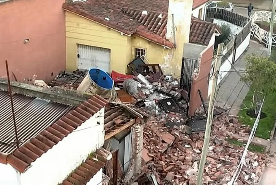 San Miguel: explotó una casa por fuga de gas y realizan peritajes