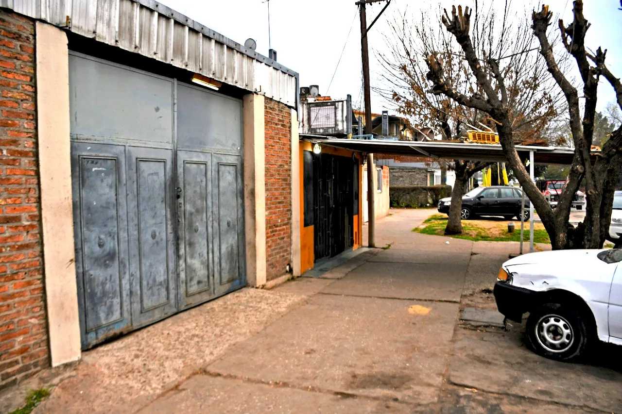 Los violentos no dan respiro: asesinaron a un joven frente a un taller mecánico en zona oeste