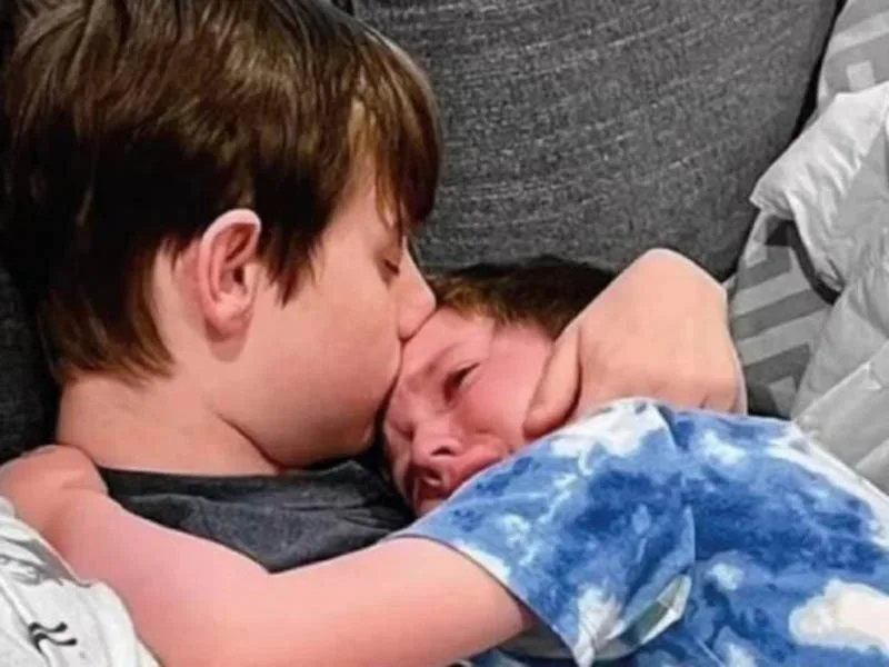 Un adolescente le contó a su hermano menor que posee cáncer terminal y su abrazo conmovió a todos