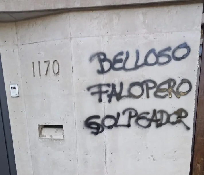 Fuertes pintadas contra Gonzalo Belloso, su esposa e integrantes de su agrupación