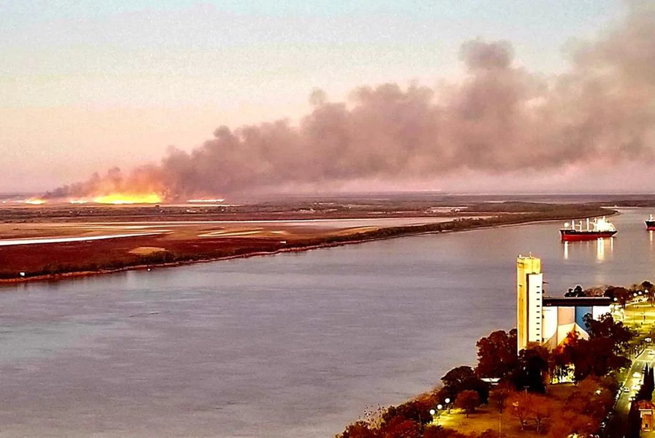 Crecen consultas por afecciones respiratorias en Rosario por el humo de los incendios en las islas