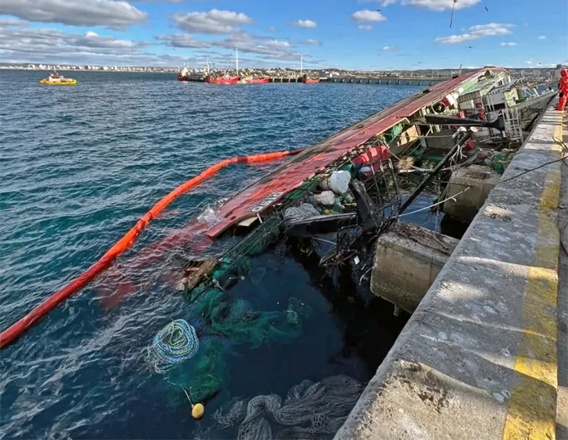 Desequilibrado por errores de carga y descarga, se hundió un pesquero de 64 metros en Puerto Madryn