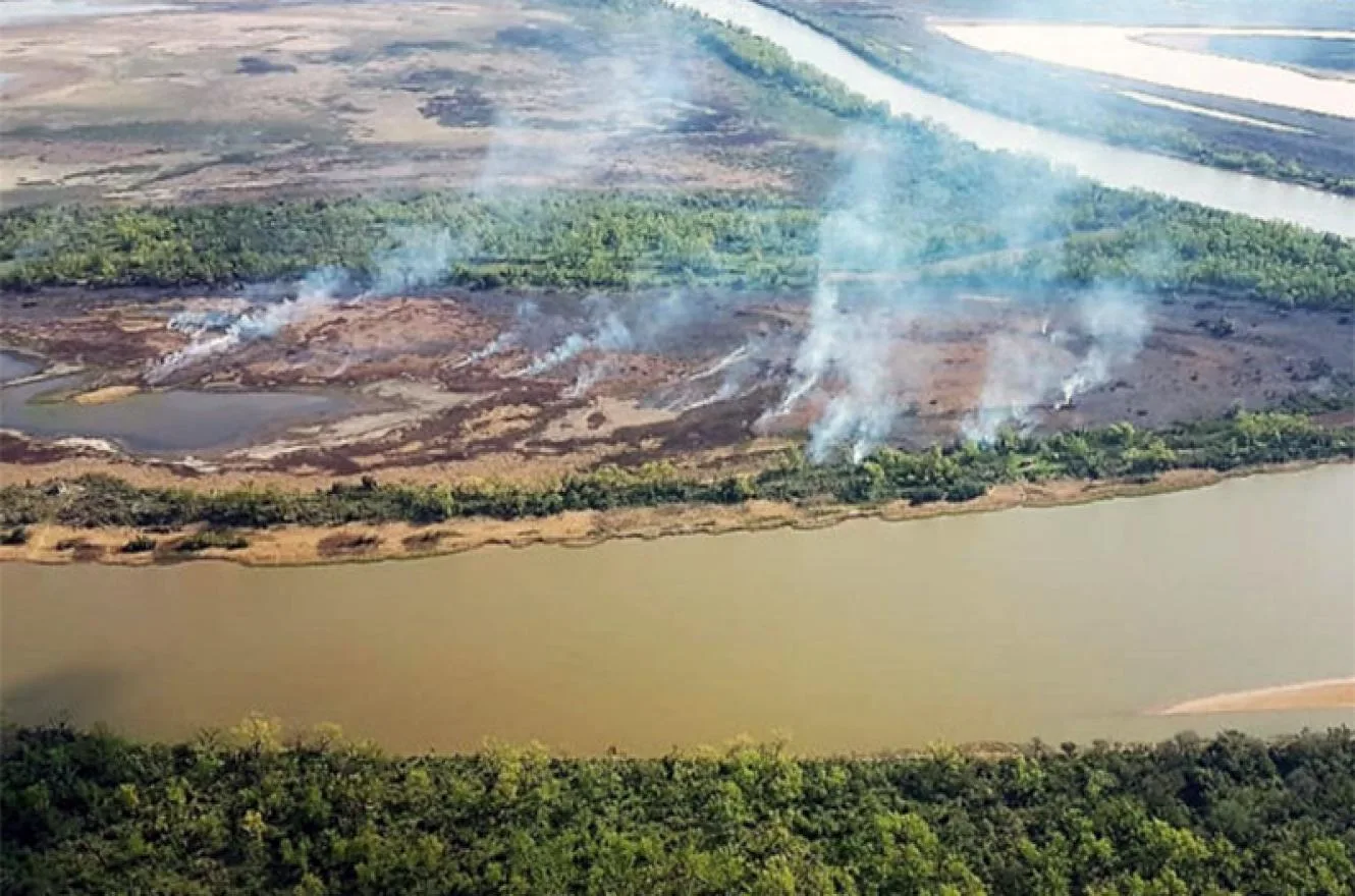 Siguen las quemas en las islas: hay focos activos frente a San Nicolás y Puerto Gaboto