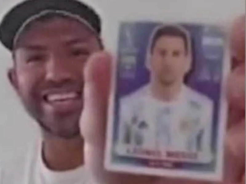 Mirá la divertida reacción del "Kun" Agüero en su streaming cuando le tocó la figurita de Messi