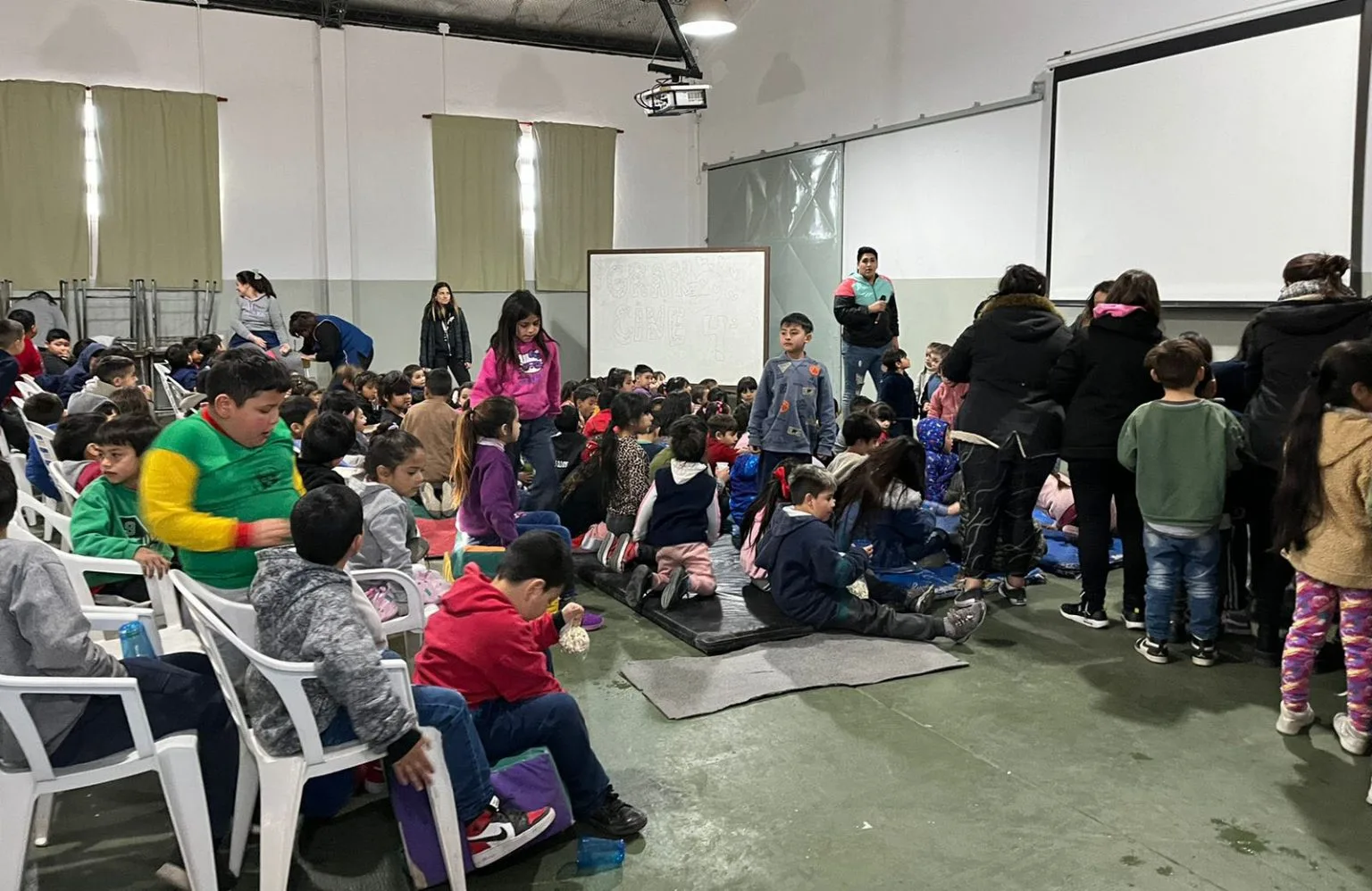 Luz y Fuerza entregó donaciones de golosinas y alimentos a instituciones