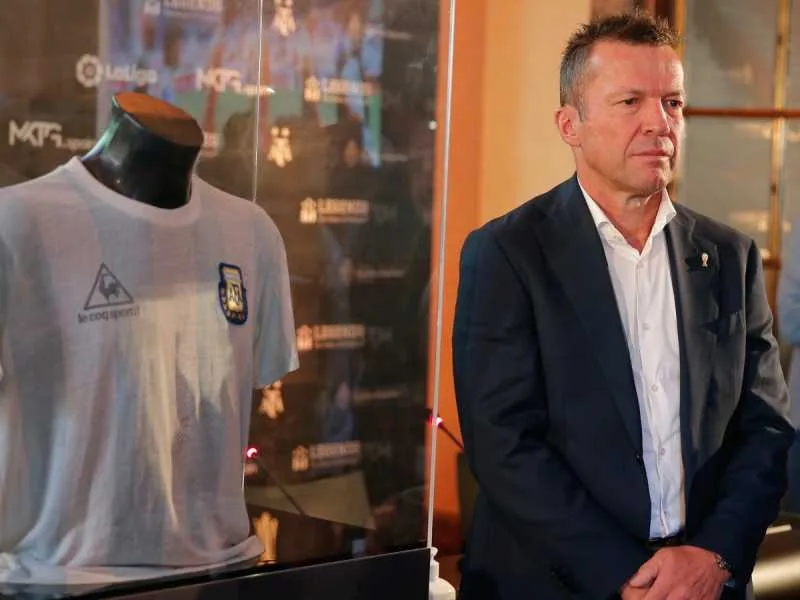 Matthaus entregó la casaca de Diego del 86: "Decidí obsequiarle esta camiseta al pueblo argentino"