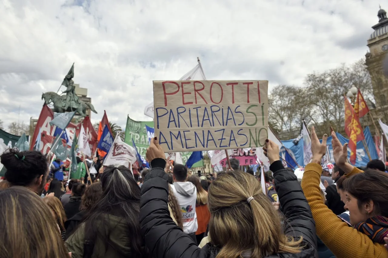 En medio de otra semana de paros, estatales y docentes protestaron frente a Gobernación