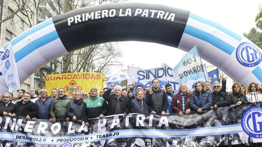 La CGT, la CTA y organizaciones sociales marcharon al Congreso contra "los formadores de precios"