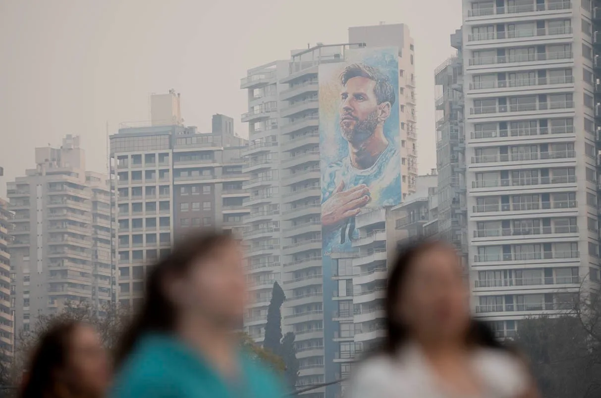 Postales de otro día irrespirable: Rosario volvió a llenarse de humo desde la tarde de este domingo