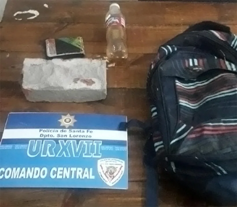 Corría a un motociclista con un ladrillo para robarle el rodado y lo detuvieron en San Lorenzo