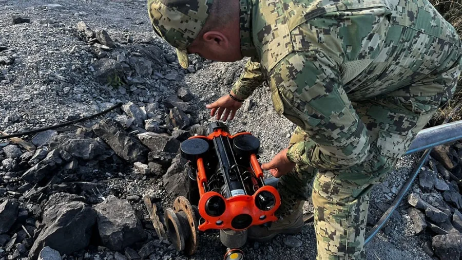 México activó un dron acuático y buzos para rescatar a obreros atrapados en una mina inundada