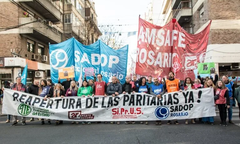 Antes de la paritaria, docentes paran tres días y estatales definen huelga