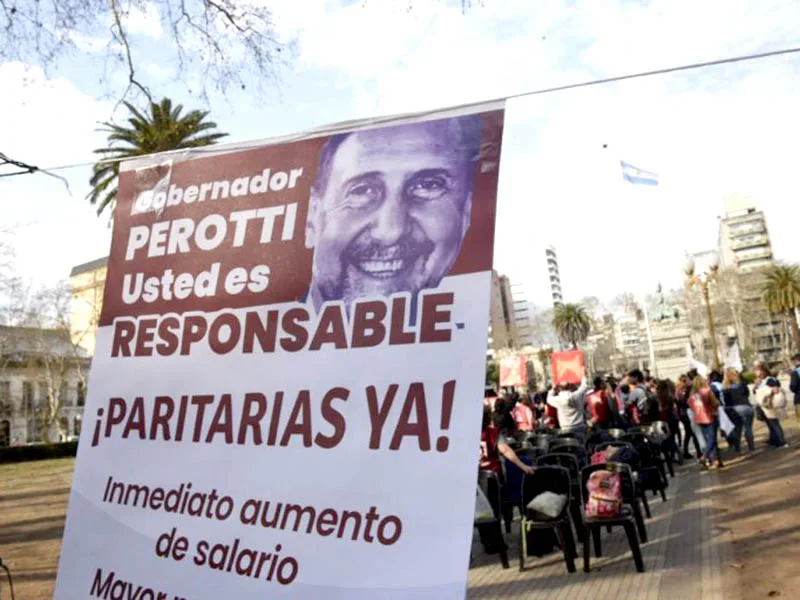 El gobierno de Santa Fe descontará los días no trabajados a docentes, médicos y estatales