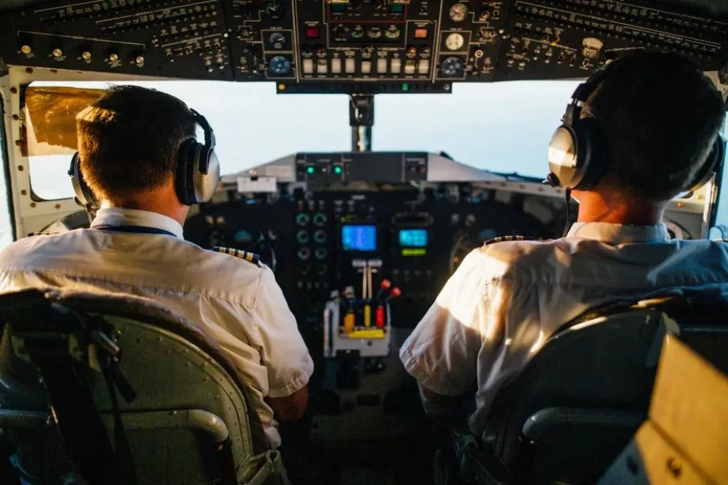 Dos pilotos de avión se quedaron dormidos en pleno vuelo y se pasaron de largo: los suspendieron