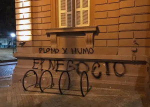 El "plomo y humo" también quedó pintado en frentes de Municipalidad, sede de Gobernación y Catedral
