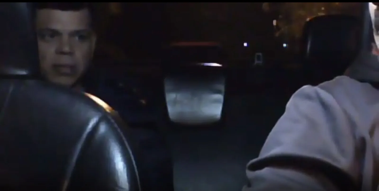 Video: un taxista dejó registrado con una cámara oculta cuando un pasajero le robó sus pertenencias