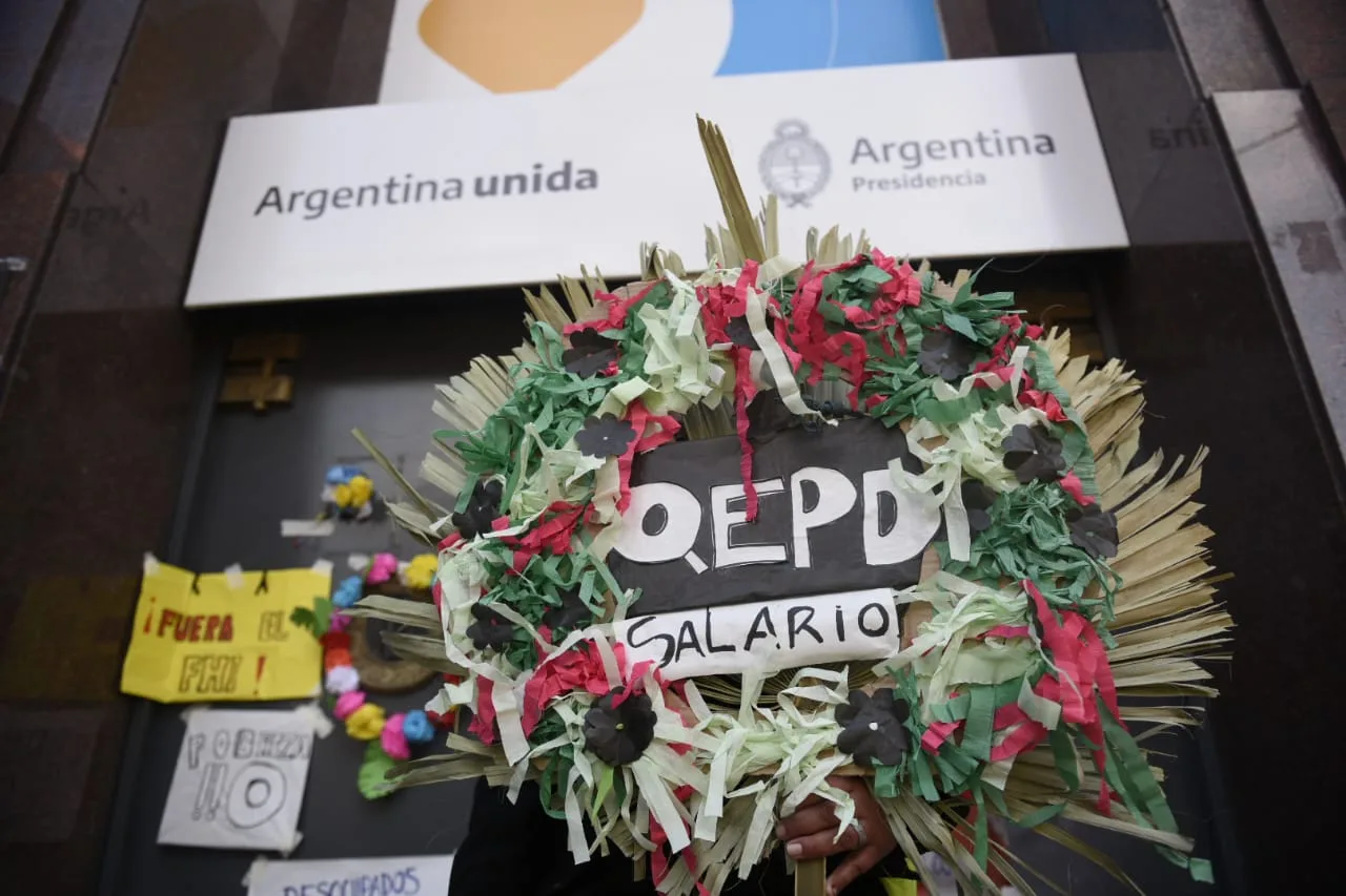 Singular protesta: arman un santuario en pleno centro para darle el pésame a los sueldos argentinos