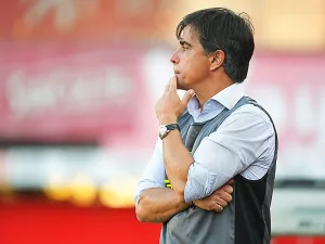 Sanguinetti da un paso al costado tras el apriete de la barra al plantel el último sábado