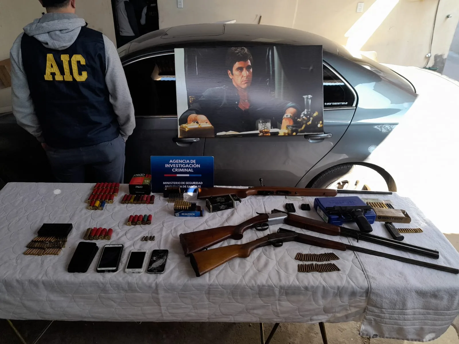 Video: armas, droga y hasta un cuadro de Tony Montana secuestrados en allanamientos por extorsiones