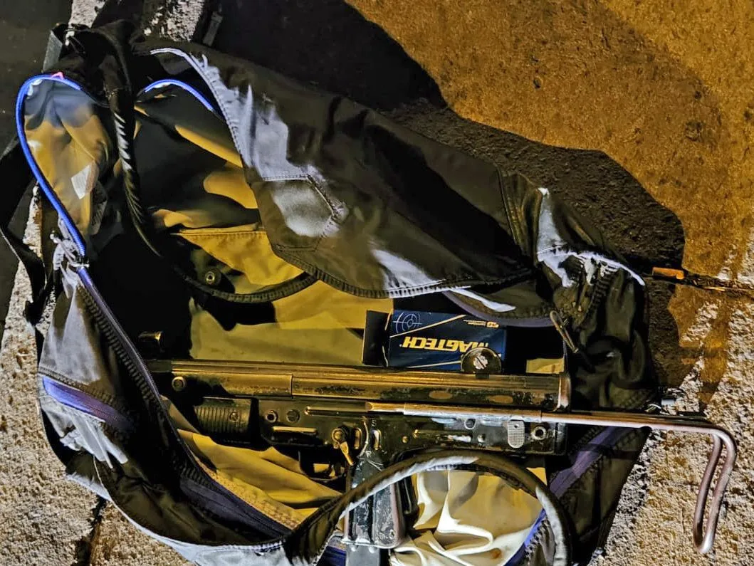 Ciudad enfierrada: tras persecución, interceptan auto y encuentran adentro una ametralladora FMK3