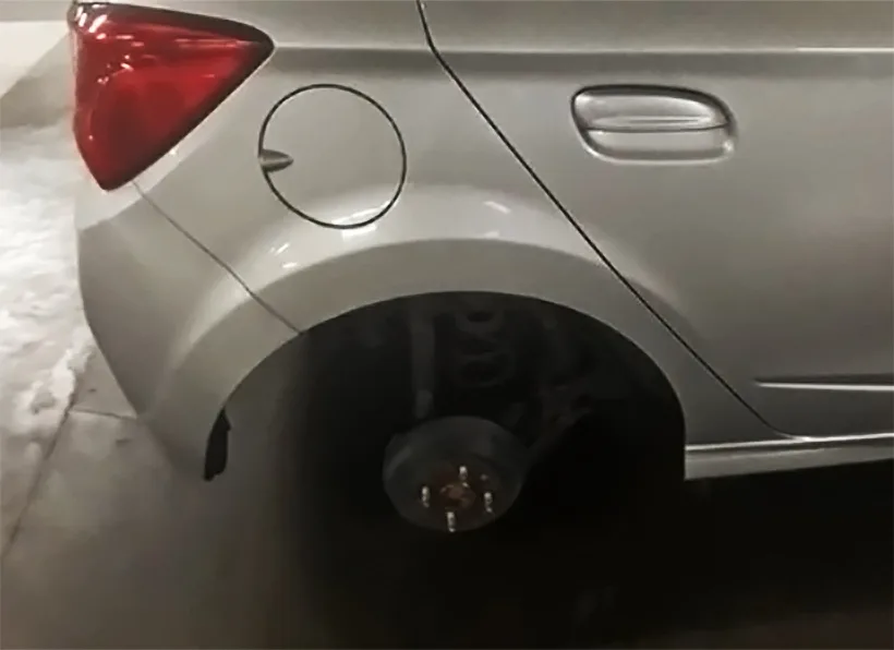 Funcionario de San Lorenzo fue a shopping rosarino, estacionó adentro y le robaron llanta y cubierta