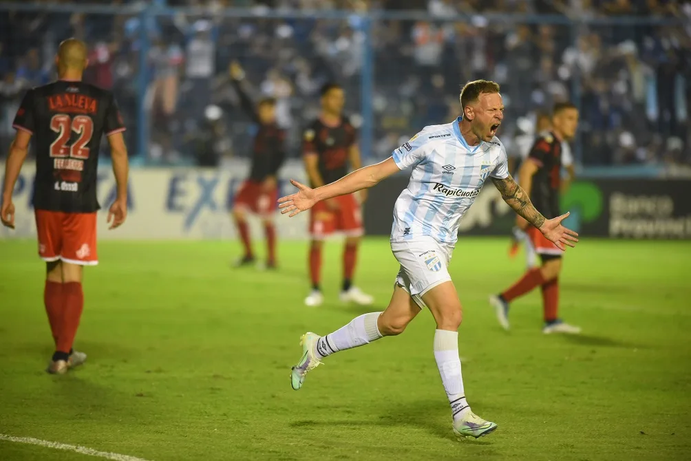 Atlético Tucumán goleó a Barracas Central y es más líder que nunca