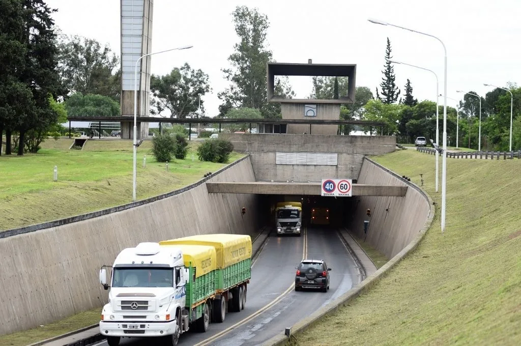 Ingresó agua al túnel subfluvial Santa Fe-Paraná y debieron reducir el tránsito