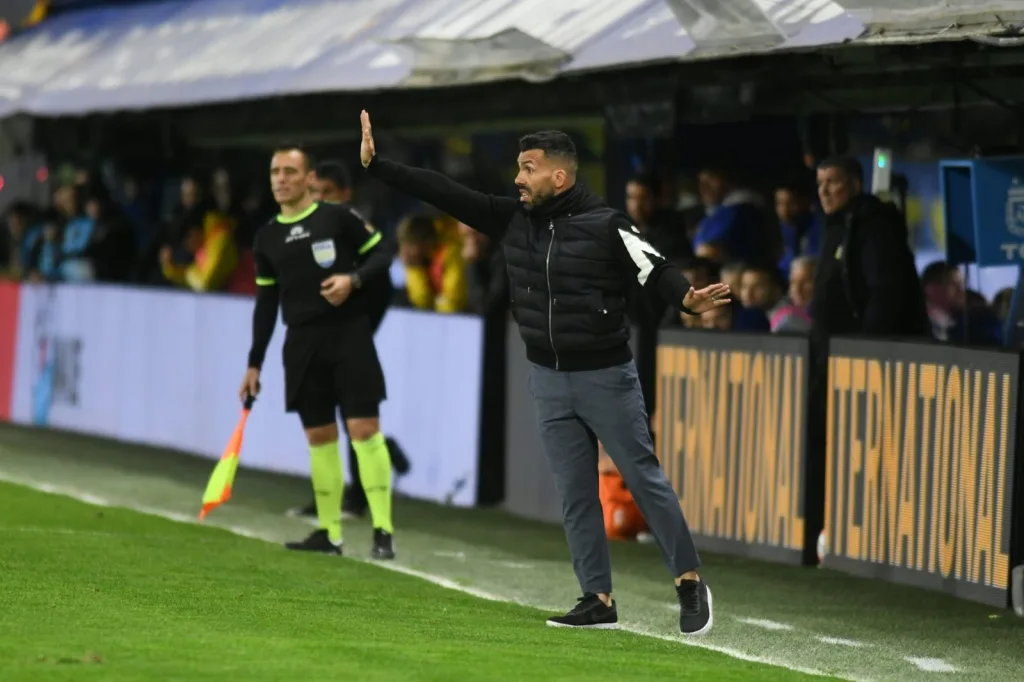 Carlos Tevez, el usurpador: denuncian a DT de Central por no poseer título habilitante de entrenador