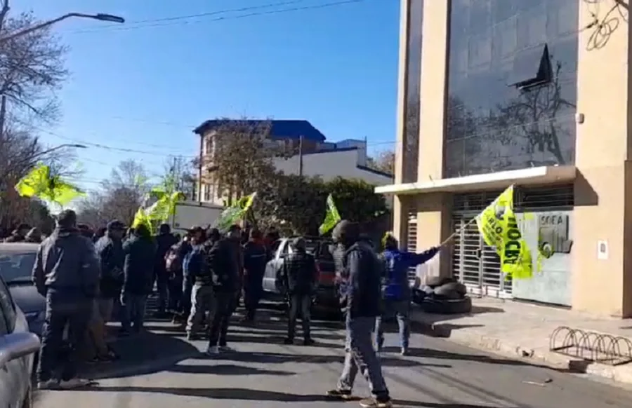 Piquetes de la Uocra, de la cerealera Cargill a la sede gremial de Aceiteros