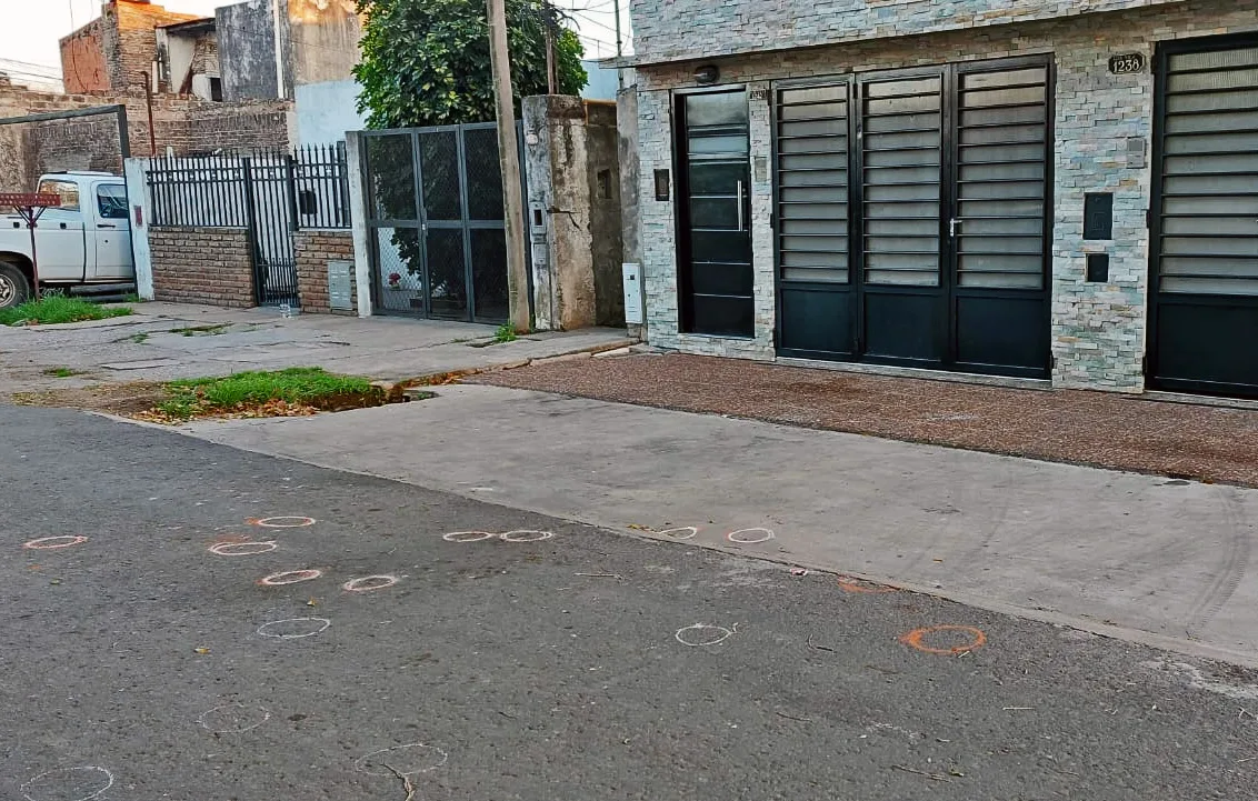 "Tengo 70 años y trabajo, no es justo": tiraron 20 veces contra su casa de Alberdi y dejaron cartel