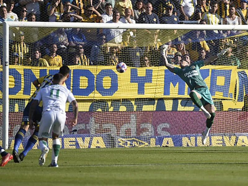 La floja respuesta de Servio en el gol no fue lo único malo que mostró el Canalla ante el Taladro
