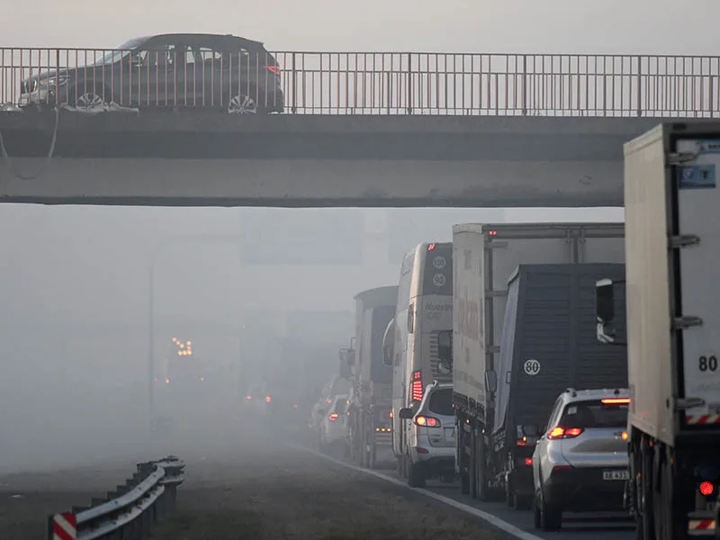 El miércoles empezó con un corte total de la autopista hacia Buenos Aires por niebla y humo