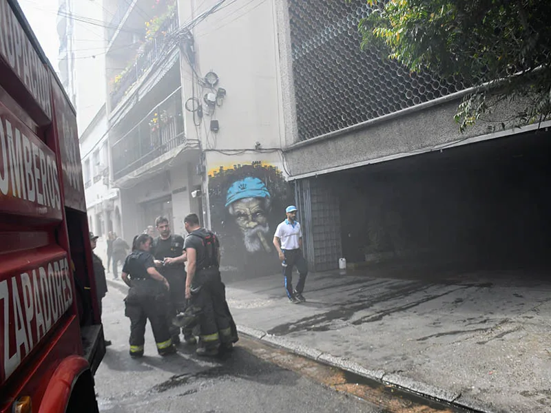 Se incendiaron dos vehículos en una cochera de calle Sarmiento al 500