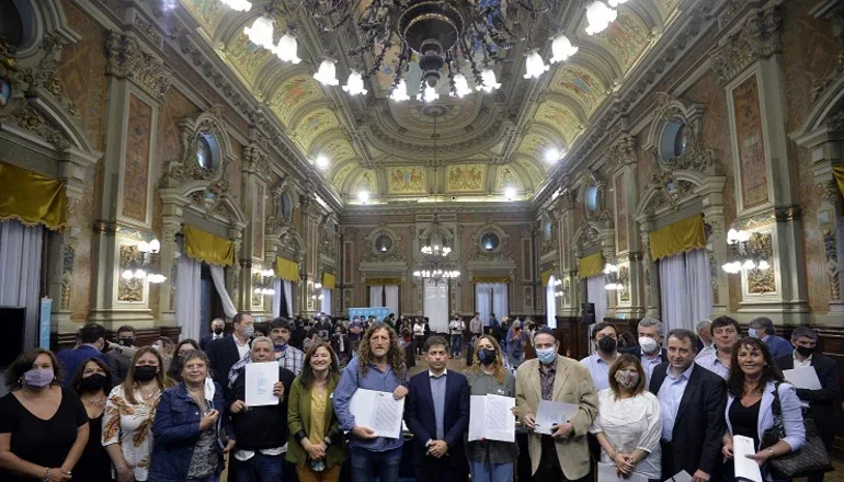 Lejos del pedido de Massa: Kicillof reabre paritarias y hará 20 mil pases a planta permanente