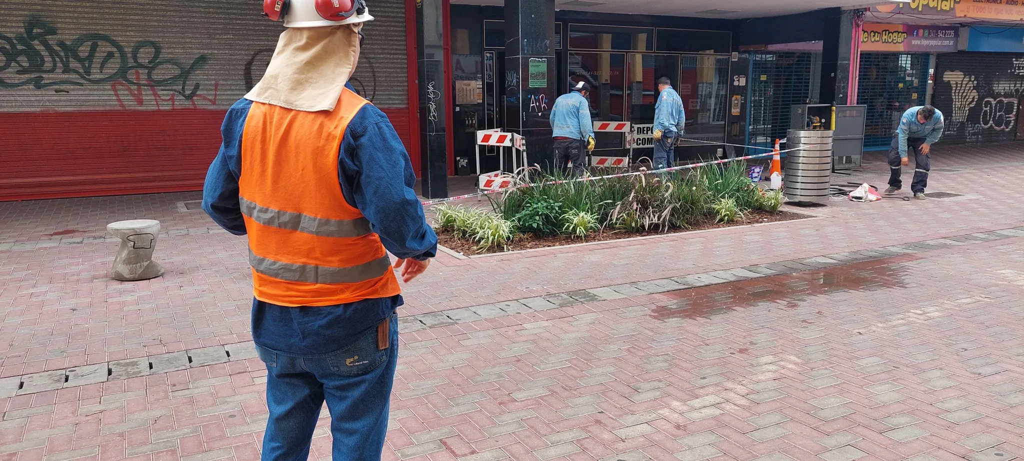 Susto en el centro: cortan circulación y cierran comercios en peatonal San Martín por fuga de gas