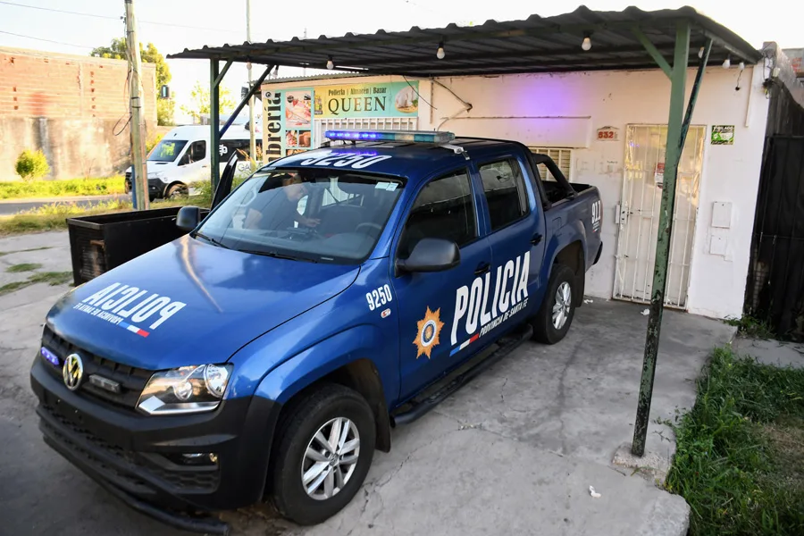 Liberaron al policía que se enfrentó a tiros con dos personas que intentaron robar un negocio y murieron en el tiroteo