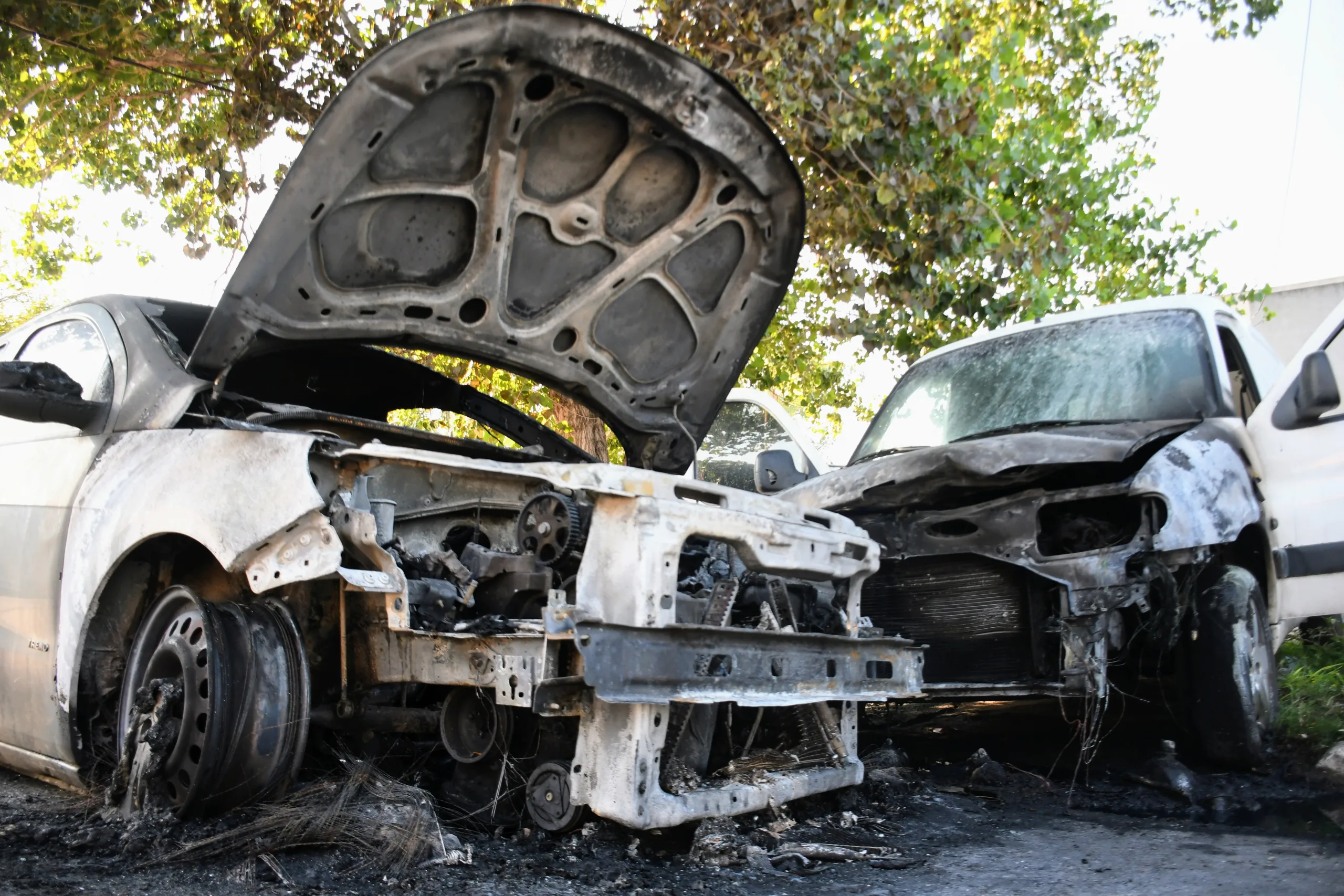 Tierra de nadie: incendiaron el auto de una policía y otros tres frente a la comisaría de Ludueña